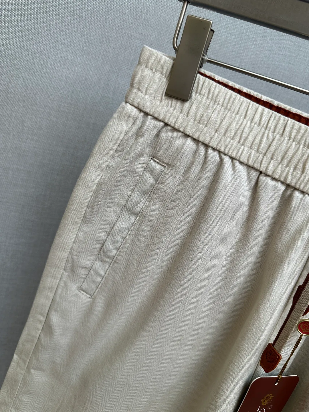 Lazy men wear the ceiling in summer. These ZEGNA linen shorts are really welded to the body. Selected 100% natural linen, the upper body will cool down instantly. The elastic waist does not restrict the figure, and the thick legs and hip width are all hidden. Light rice/dark Navy Blue two-color Versatile, paired with shirts, T-shirts, and POLOs, directly bring out the old money style. Daily walks, beach outings, and Coffee Brown shopping. Easily wear it to create a low-key, elegant and mature texture. Sizem M-3XL